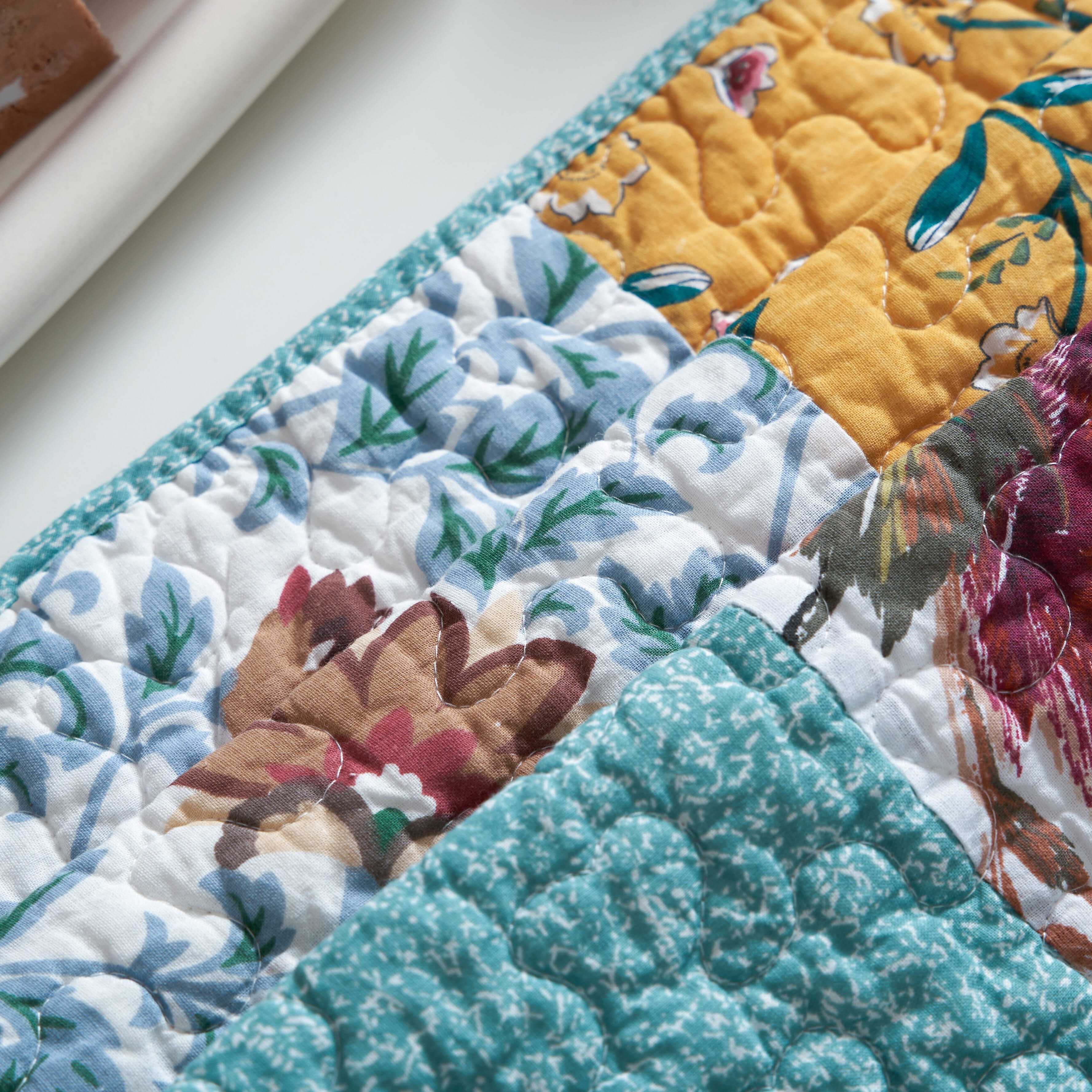 Tache Old World Garden Pastel Blue Yellow Red Hummingbirds Cotton Patchwork Placemats (JHW-936)