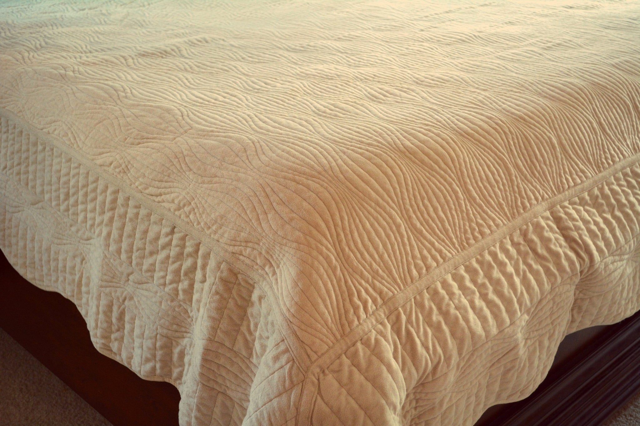 Tache Super Soft Tan Scalloped Good Vibration Quilted Fleece Bedspread Set (DXJ109041-1)